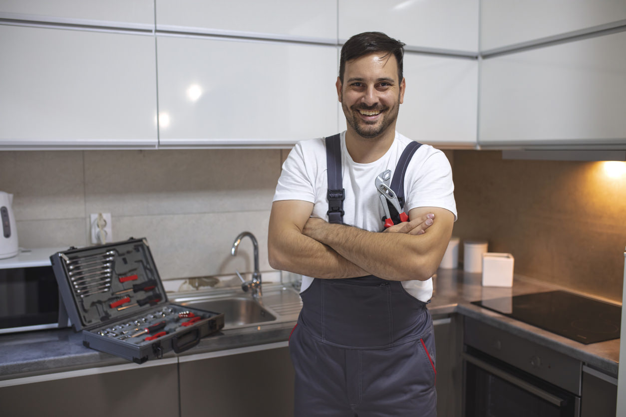 Küchenmonteur Christian schaut in die Kamera in einer fertig aufgebauten Küche